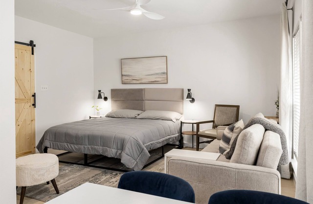 Orchid: Studio Apt, 4 Minute Walk to A&M
