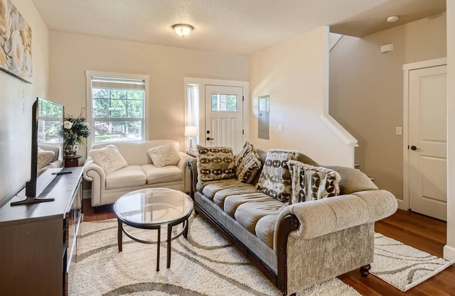 Oregon Jade Lodging: Monthly Rental 3 Br, No Tax