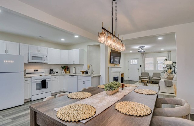 Organic Modern Apt: 1mi to Masters with Pool Table