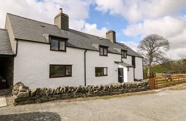 ORSEDD WEN FARMHOUSE, pet friendly, with open fire in Betws-Y-Coed