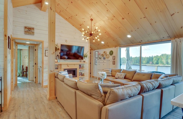 Orwell Cabin on Sunrise Lake w/Private Dock & BBQ