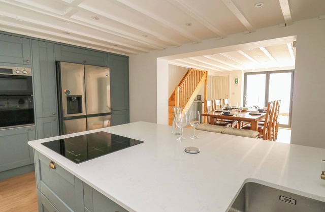 OSBORNE HOUSE, pet friendly, with a garden in Rhayader