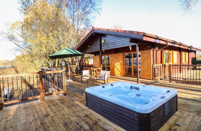 OSPREY LODGE, pet friendly in Tattershall Lakes Country Park