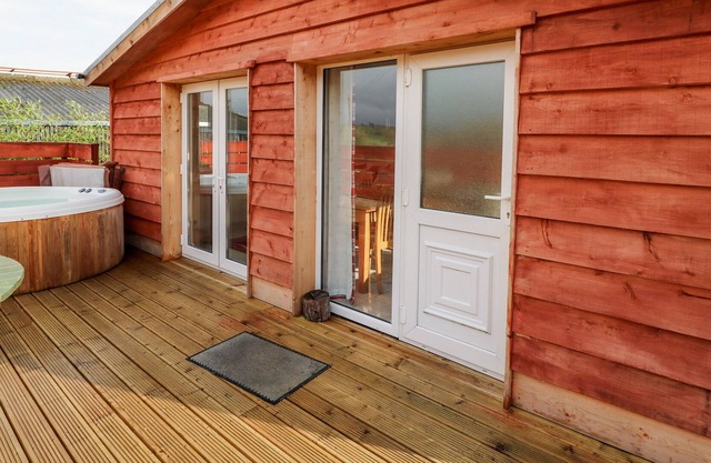 OSPREY LODGE, pet friendly, character holiday cottage in Llanidloes