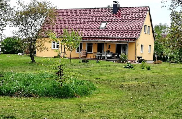 Ostseenahes Ferienhaus mit 3 Schlafzimmern und großem Naturgarten auf 6000 qm