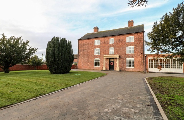 OTHERTON HALL, pet friendly, character holiday cottage in Penkridge