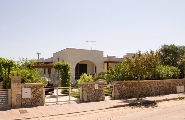 Otranto: independent villa in an elegant residential area, 550m from the sea