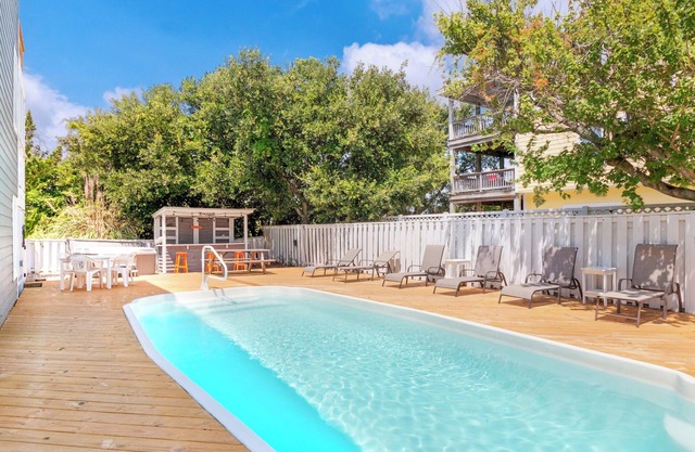 Otter Banks* Walk to Beach* Tiki Bar* Fireplace