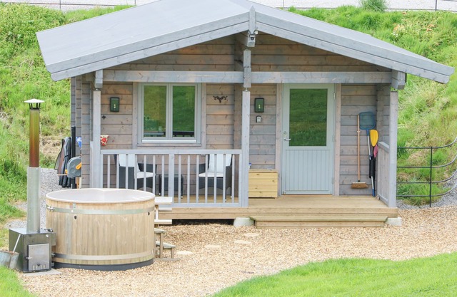 OTTERS HOLT, pet friendly, with hot tub in Staindrop
