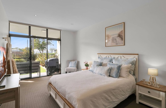 Our Beach House at Husky - Stay for 3 Pay for 2! Coastal Couples Escape