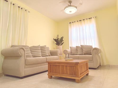Our Cozy Home, Wi-Fi, AC, Parking, Near Beaches and Attractions in quiet area
