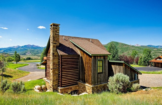 Our Cozy Quintessential Cabin Near Aspen and Snowmass! Wood Stove, Gorgeous Views, Garage
