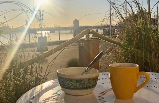 Our high-quality vacation apartment "Hafenheimat" welcomes you in a casual Scandinavian style with a direct view of the Schlei, the sailing harbor and the herring fence, as well as the apartment's own terrace, from where you can watch the hustle and bustl