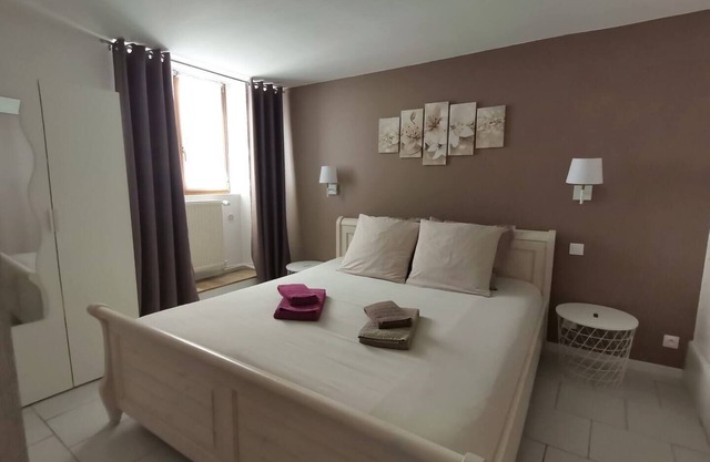 Our holiday home is the perfect place for travelers looking for a comfortable and modern accommodation, located near main roads. You will feel at home in our fully renovated apartment, which can accommodate up to 4 people.