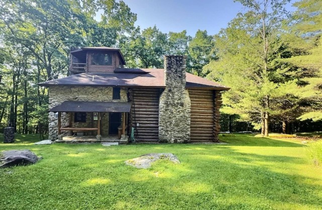 Our spacious and comfortable rooms provide the perfect retreat for your next getaway. Conveniently located near top attractions and beautiful outdoor spaces, this is the perfect destination for those looking to unwind and recharge.