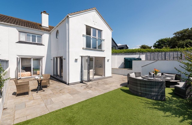 Out of the Blue: Spacious pet-friendly holiday home in Rhosneigr