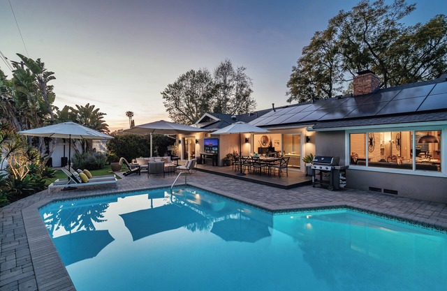 Outdoor Living w Private Pool, 12 Mins from Disney, Beaches 20-min, Pet-Friendly