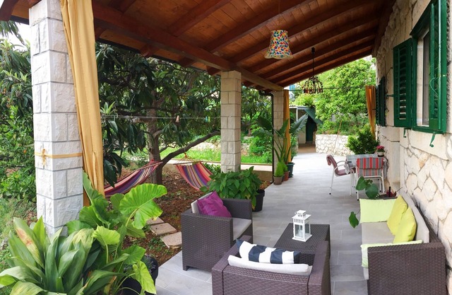 Outdoor oasis -apartment, close to center of Hvar