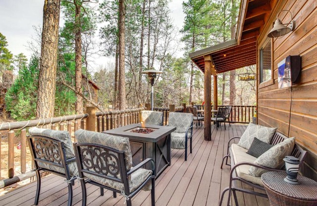 Outdoor Oasis Family-Friendly Cabin in Show Low!