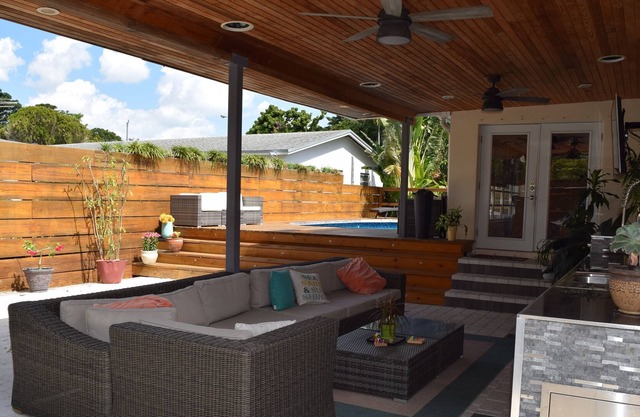Outdoor Oasis HUGE 4/2.5 private pool/patio Great for entertaining sleeps 12