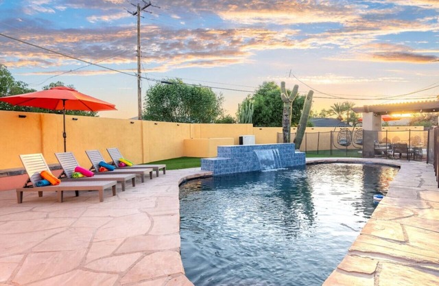 Outdoor Oasis: Mini Golf, Lawn Games, Pool