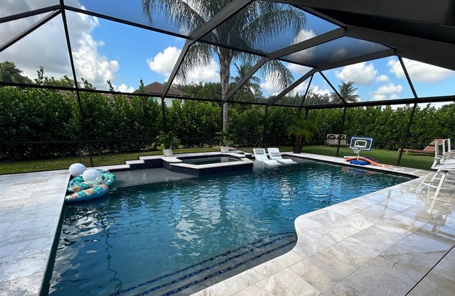 Outdoor paradise - pool/spa/kitchen with Spacious Home