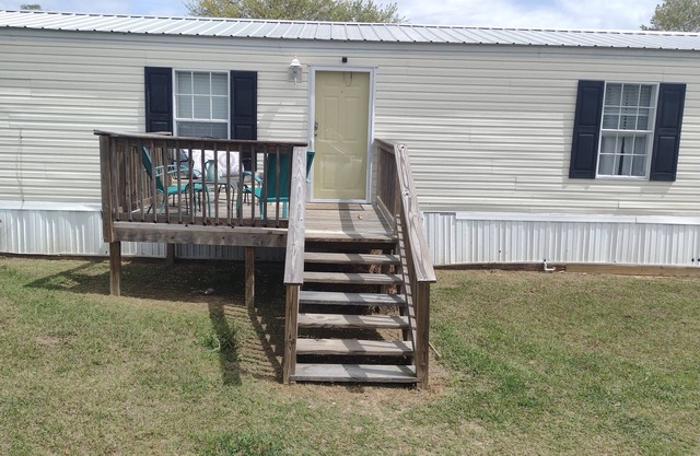 Outdoorsman's Paradise with wide open spaces and pet friendly! n
