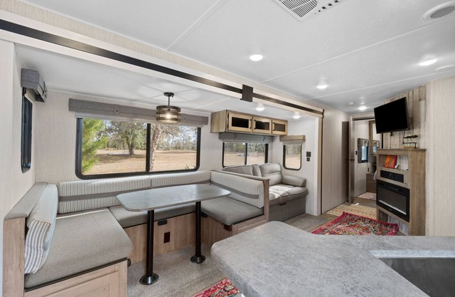Outdoorsmen Retreat: Indoor pool, Spa, fire pits, Bed& Breakfast, Peaceful
