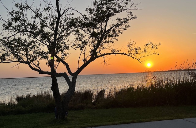 OUTERBANKS PRIVATE SUITE KDHSHORT WALK TO BEACH/SOUND SUNSETS Centrally located