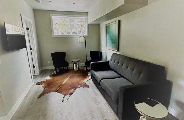 Outlaw Inn Unit 3. MODERN, newly remodeled unit, STEPS from Main Street!n