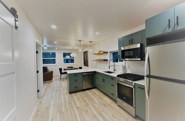 Outlaw Inn Unit 4. Newly Remodeled large unit! 2 minutes walk to Main Street.