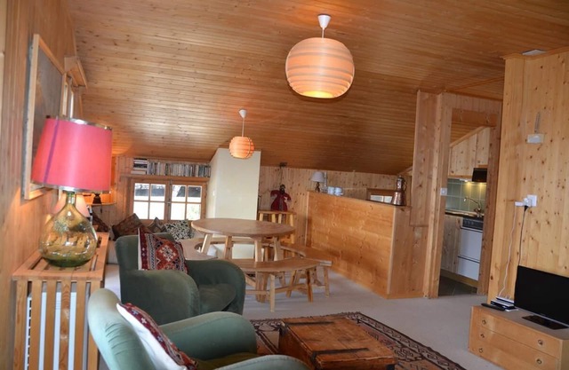 Outside : attic flat on the 2nd flooor of a chalet, for 2-4 persons, access from the "route du funic