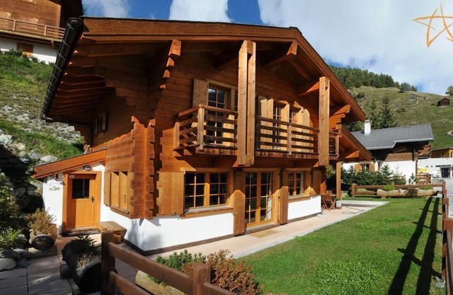 Outside: chalet for 6 people, balcony, semi-covered terrace with furniture, garden, beautiful view,