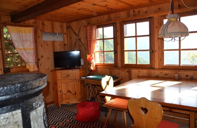 Outside: cottage for 6 people, balcony and terrace with garden furniture -Interior: 80 m2, closed en