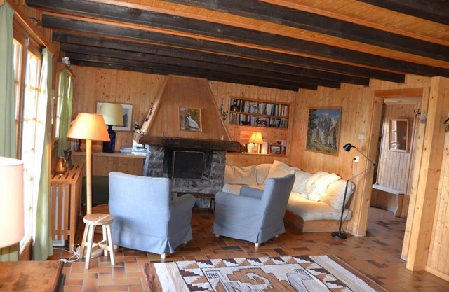 Outside : flat on the ground floor and on the 1rst floor of a chalet, for 8 persons, access from the