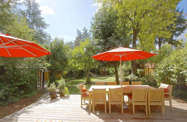 Outside Inn-Newly Renovated, Open Layout, Large Yard, Walk to Beach, Spa, Kayaks