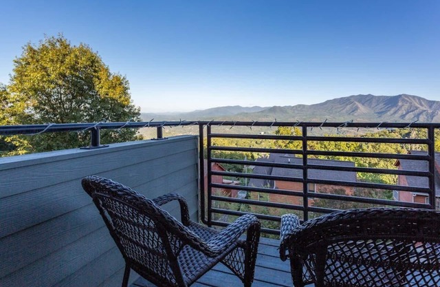 Outstanding Mt. LeConte View/Indoor Pool & Hot Tub