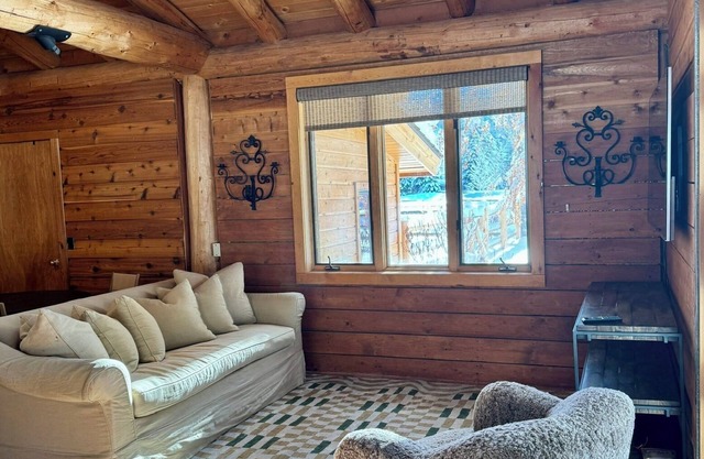 Outstanding One-Room Guest House in Ketchum, 1 mile to the lifts