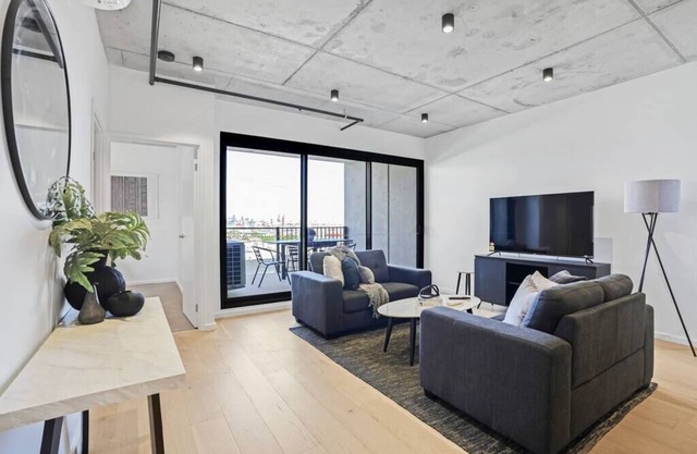 Ovation - Central Footscray Apt. w/ parking & pool