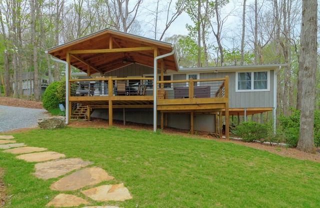 Overlook at Lake Burton - Modern rustic home and beautiful views of Lake Burton