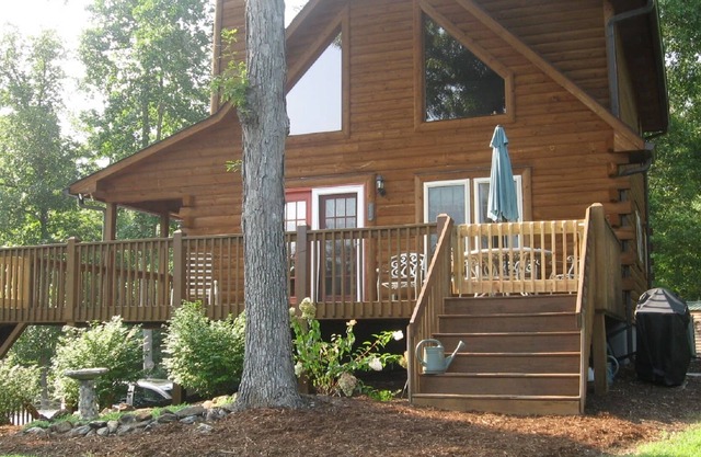 Overlook Cabin -ONLY 3 MILES to TIEC / CLOSEST GATED COMM / MT & SUNSET VIEWS