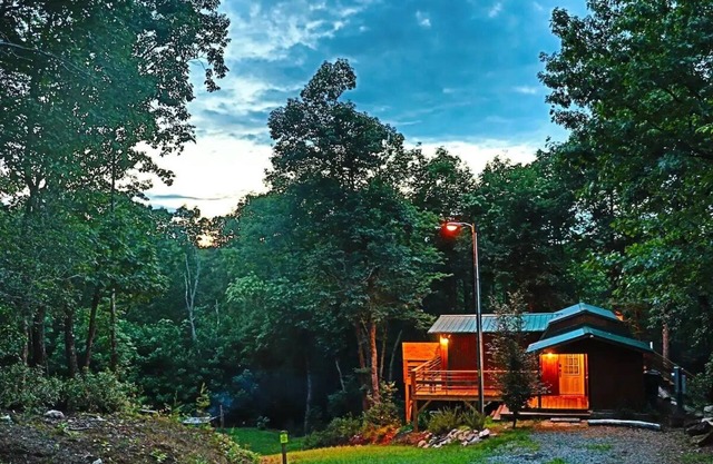 Overlook National Forest, Cozy cabin with hot tub and firepit.