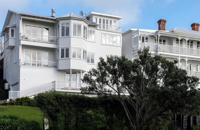 Overlooking beautiful terraces with spacious grounds, offering a welcome retreat. The Villa Apartment is a stunning private home with breathtaking views over Westhaven Marina and the Auckland City skyline.