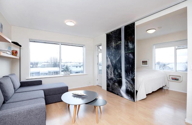 Overlooking the city, bright & cozy - Free Parking (A2)