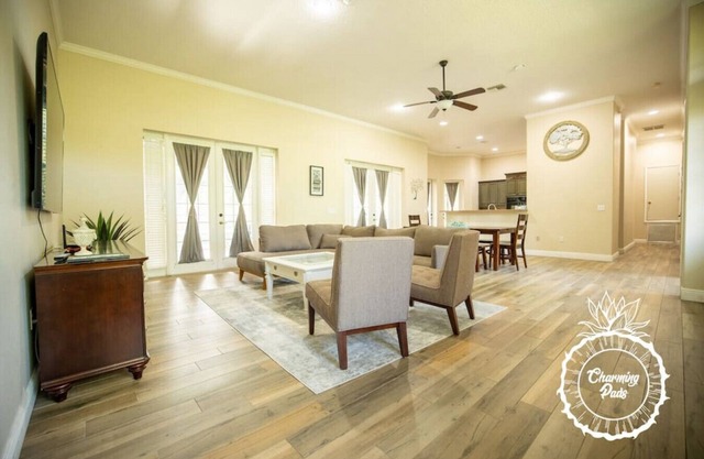 Oviedo Charmer - Heated Pool - Close to everything