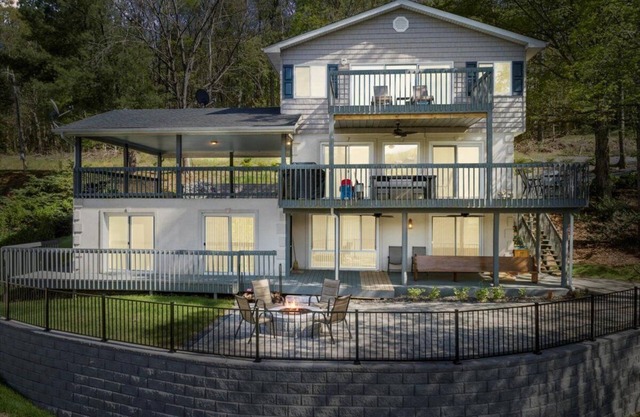 Owens Oasis, lake front, fire pit, two decks.