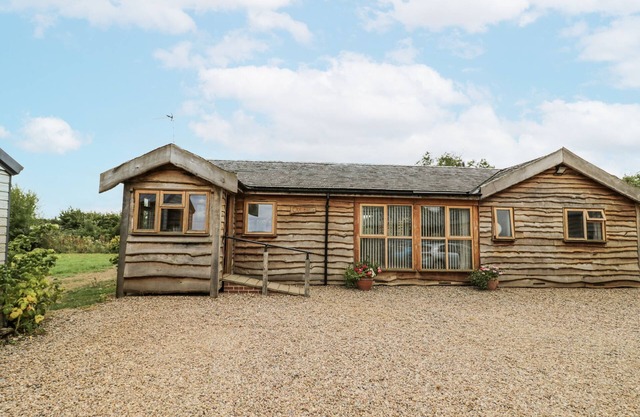 OWL BARN, pet friendly, character holiday cottage in Farnborough