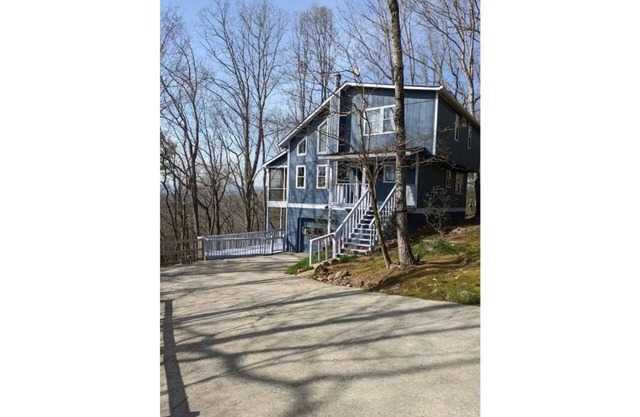 Owl Landing Treehouse retreat with firepit. 12 minutes to Helen & Clarkesville!
