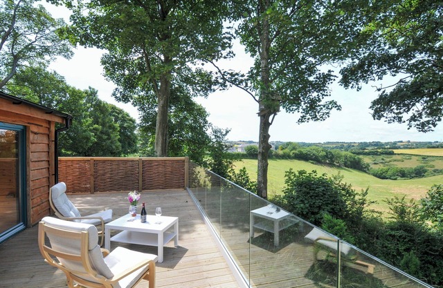 OWL LODGE, character holiday cottage, with a garden in Menheniot