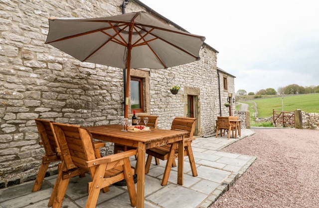 OWLS BARN, family friendly, character holiday cottage in Hartington